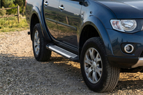 Mitsubishi L200 2006-2015 гг. Боковые Подножки Line (2 шт., Алюминий) фото 1