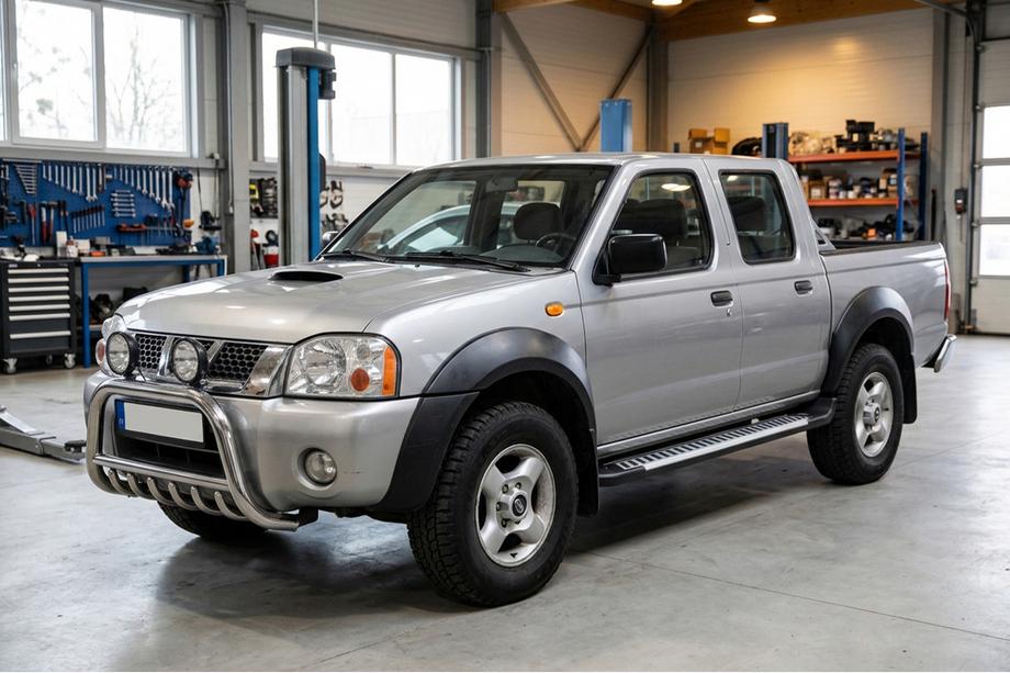 Nissan NP300 1999-2015 гг. Боковые Подножки Line (2 шт., Алюминий) Image