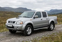 Nissan NP300 1999-2015 гг. Боковые Подножки Maydos V1 (2 шт., Алюминий и Нержавейка) фото 1