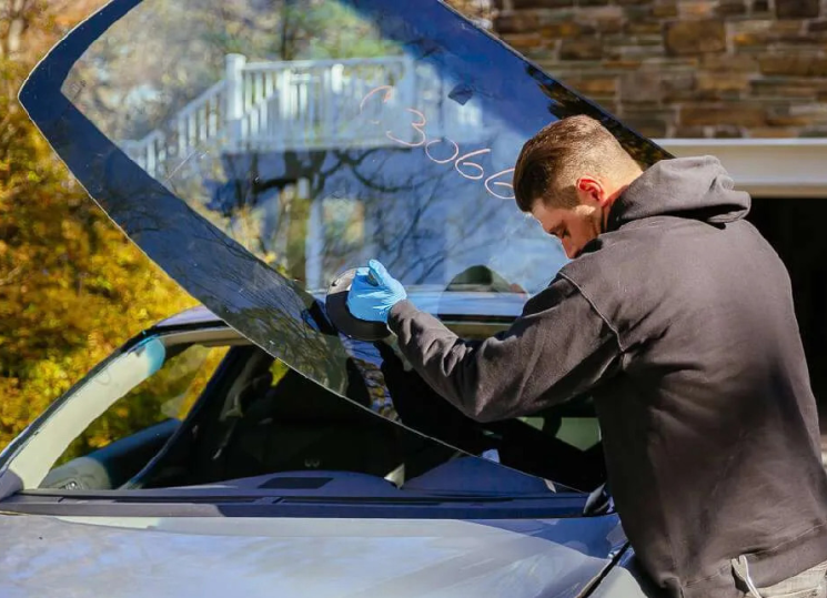 Лобовое стекло автомобиля: когда замены не избежать?