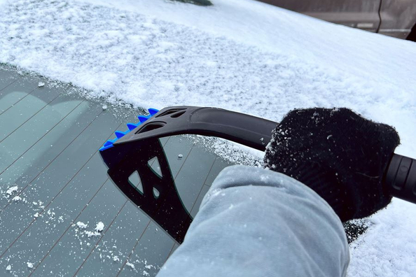 Как выбрать скребок для стекол автомобиля: Ключ к безопасному обзору