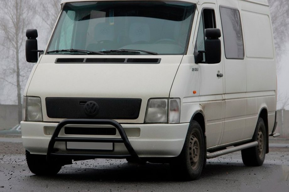 Volkswagen LT 1995-2006 гг. Кенгурятник WT022 Black (нерж) Фото 1
