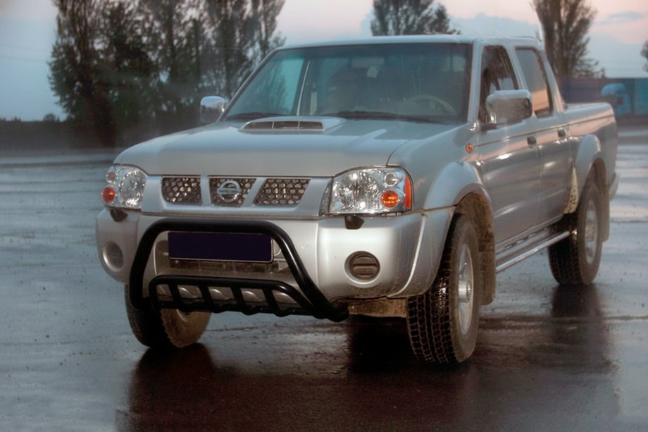 Nissan NP300 1999-2015 гг. Кенгурятник WT002 Black (нерж) Фото 1