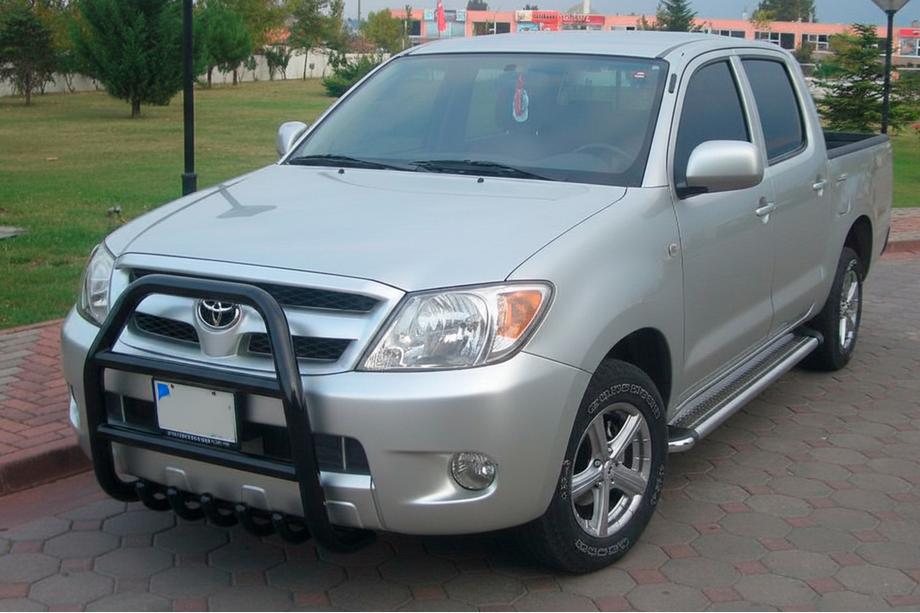 Toyota Hilux 2006-2015 гг. Кенгурятник QT007 Black (нерж.) Фото 2