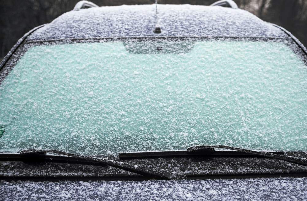 Что делать, если дворники примерзли к стеклу: быстрые и безопасные решения