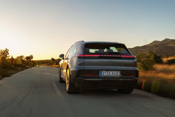 Обзор Porsche Cayenne Electric 2026: электрический кроссовер с выдающейся динамикой фото 4