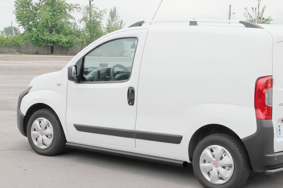 Fiat Fiorino/Qubo 2008-2024 гг. Боковые трубы Ø60 Черные (2 шт., Нержавейка) Image