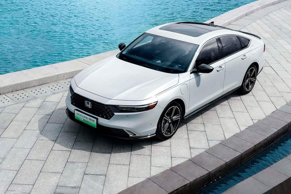 Обзор Honda Accord Hybrid: эффективный среднеразмерный седан