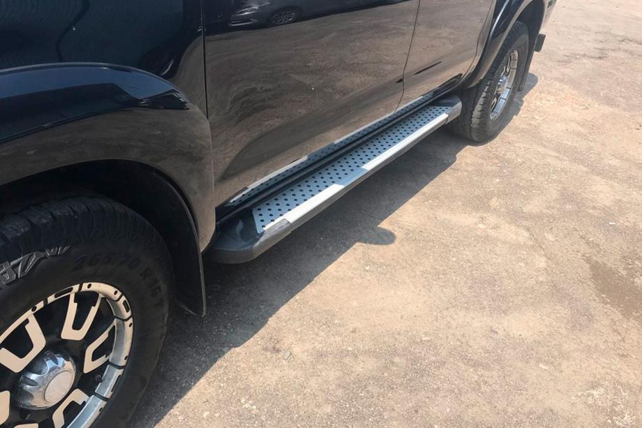 Toyota Hilux 2006-2015 гг. Боковые пороги Allmond Grey (2 шт., алюминий) Image