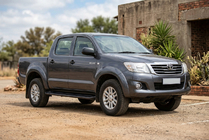 Toyota Hilux 2006-2015 гг. Боковые Подножки Allmond Black (2 шт., Алюминий) фото 1