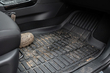 Стоит ли покупать резиновые коврики в автомобиль?