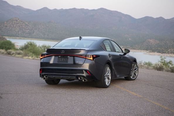 Lexus IS 500: мощный спортивный седан с атмосферным V8 фото 4