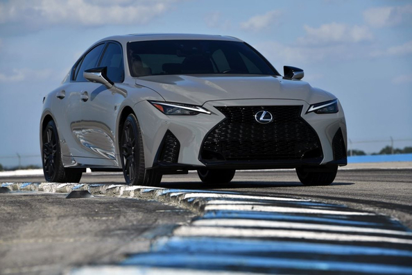 Lexus IS 500: мощный спортивный седан с атмосферным V8