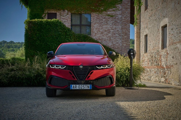 Обзор Alfa Romeo Tonale 2025: итальянский стиль в компактном кроссовере