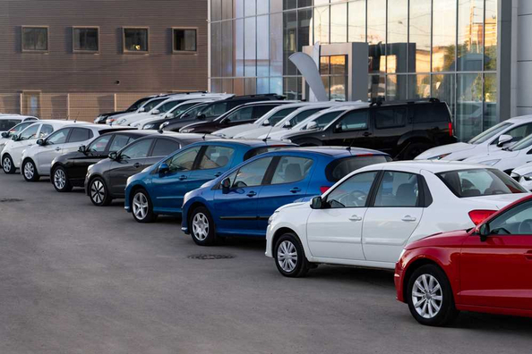 Новый или подержанный: какой автомобиль лучше выбрать новичку?