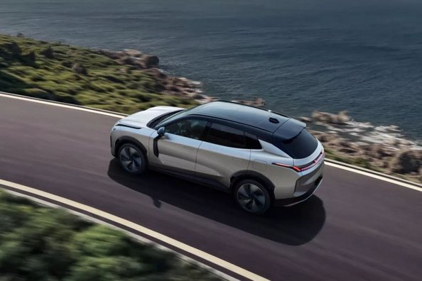 Lynk & Co 08: обзор премиального plug-in гибридного кроссовера фото 4