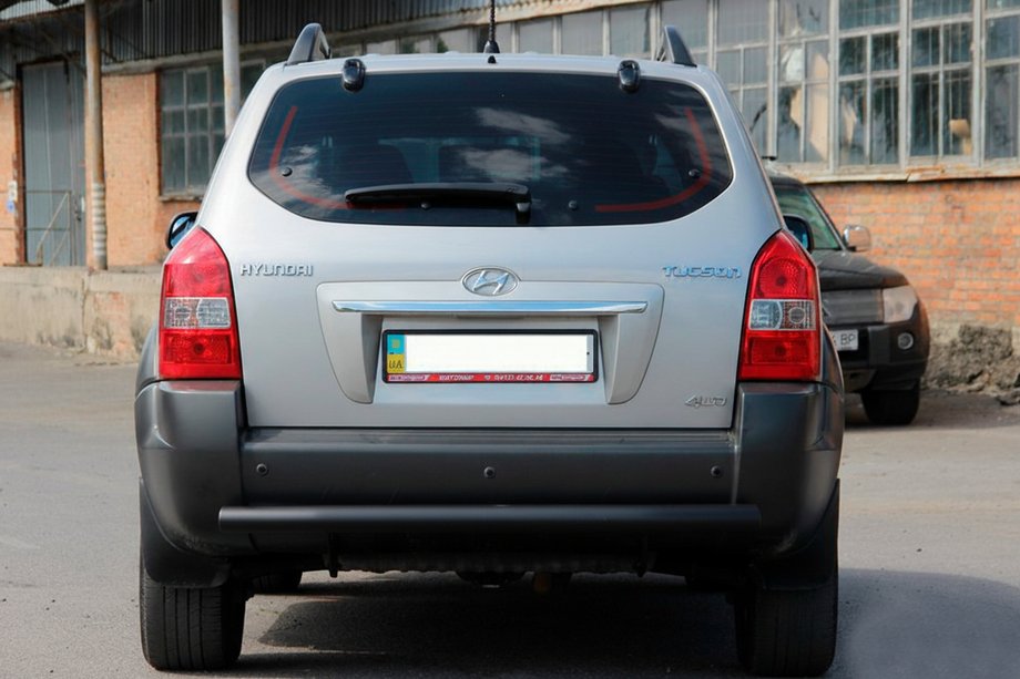 Hyundai Tucson JM 2004- гг. Задняя дуга AK002 Черная (нерж.) Фото 3