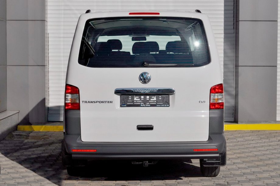 Volkswagen T5 2010-2015 гг. Задняя дуга AK002 Черная (нерж. сталь) Фото 2
