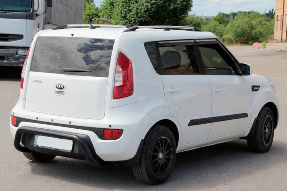 Kia Soul I 2008-2013 гг. Задняя дуга AK002 Черная (нерж. сталь) Фото 2