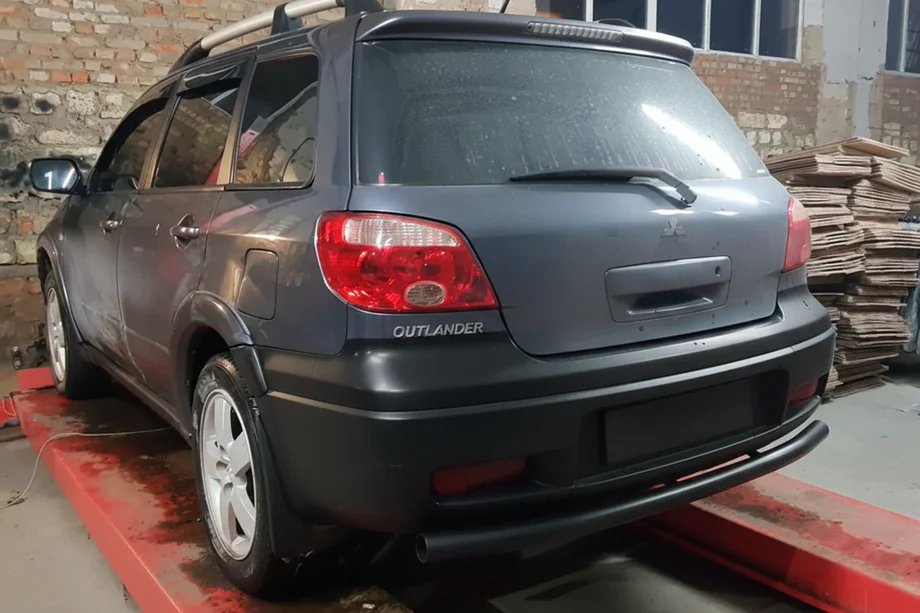 Mitsubishi Outlander 2001-2006 гг. Задняя дуга AK002/2 Черная (нержавейка) Фото 3