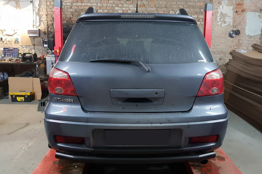 Mitsubishi Outlander 2001-2006 гг. Задняя дуга AK002/2 Черная (нержавейка) Фото 2