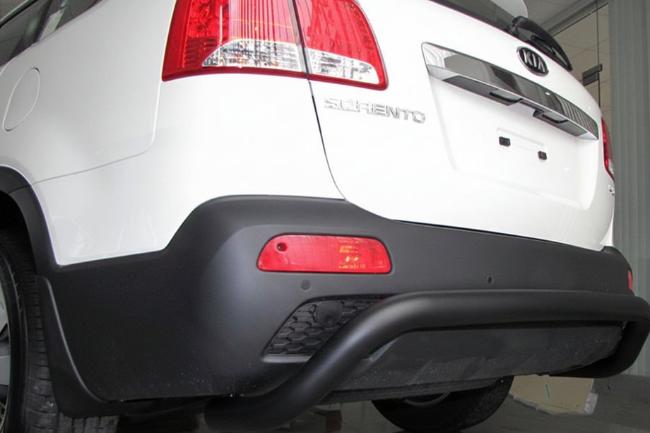 Kia Sorento II XM 2009-2014 гг. Задняя дуга AK007 Черная (нерж. сталь) Фото 2