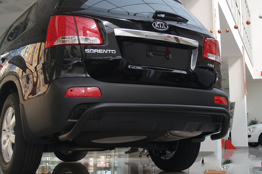 Kia Sorento II XM 2009-2014 гг. Задняя дуга AK007 Черная (нерж. сталь) Фото 1