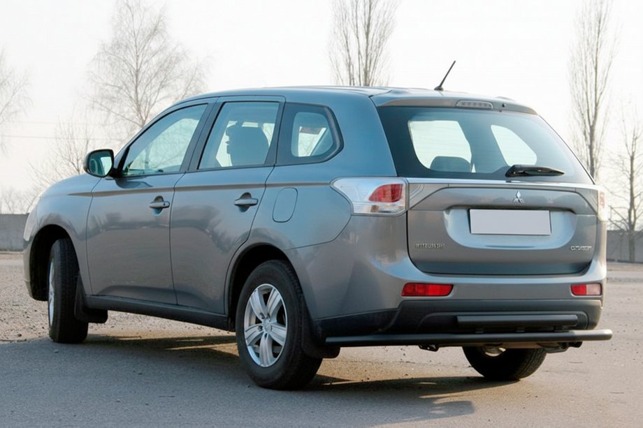 Mitsubishi Outlander 2012-2021 гг. Задняя дуга AK004 Черная (нерж. сталь) Фото 1