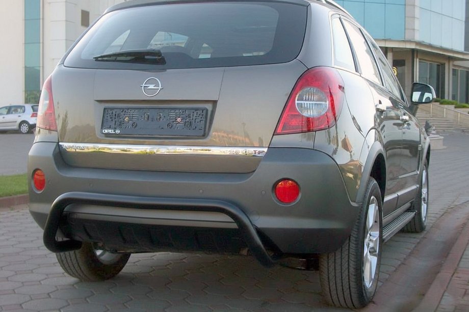 Opel Antara 2006-2017 гг. Задняя дуга AK007-1 Черная (нерж. сталь) Фото 1