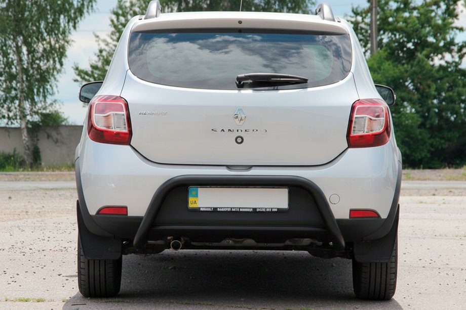 Dacia Sandero 2013-2020 гг. Задняя дуга AK007 Черная (нерж. сталь) Фото 2