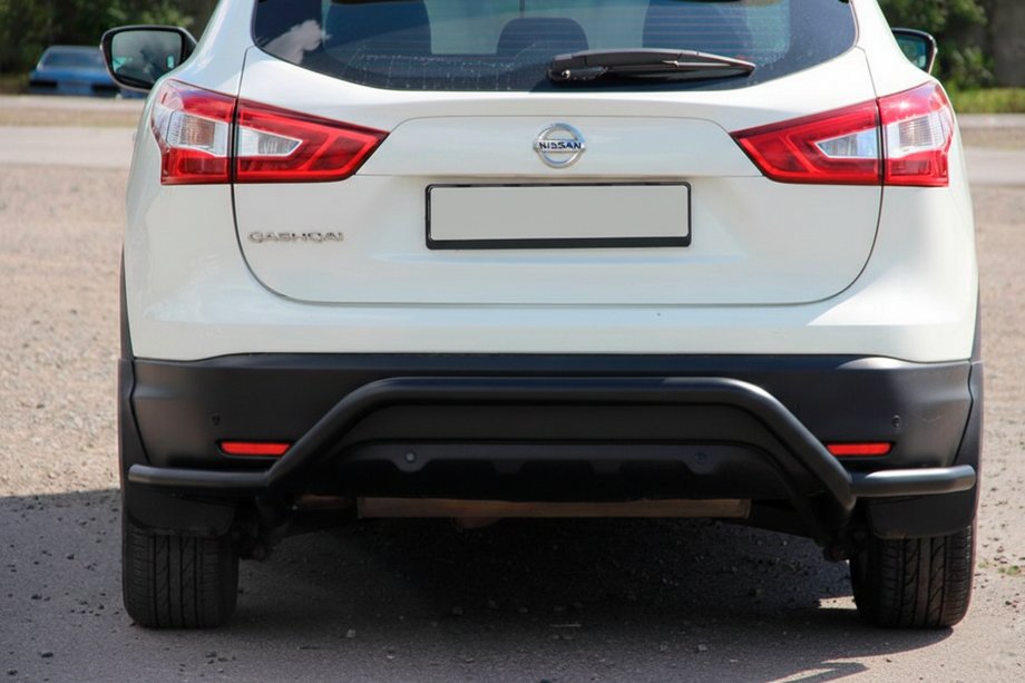 Nissan Qashqai 2014-2021 гг. Задняя дуга AK007-Plus Черная (нерж. сталь) Фото 1