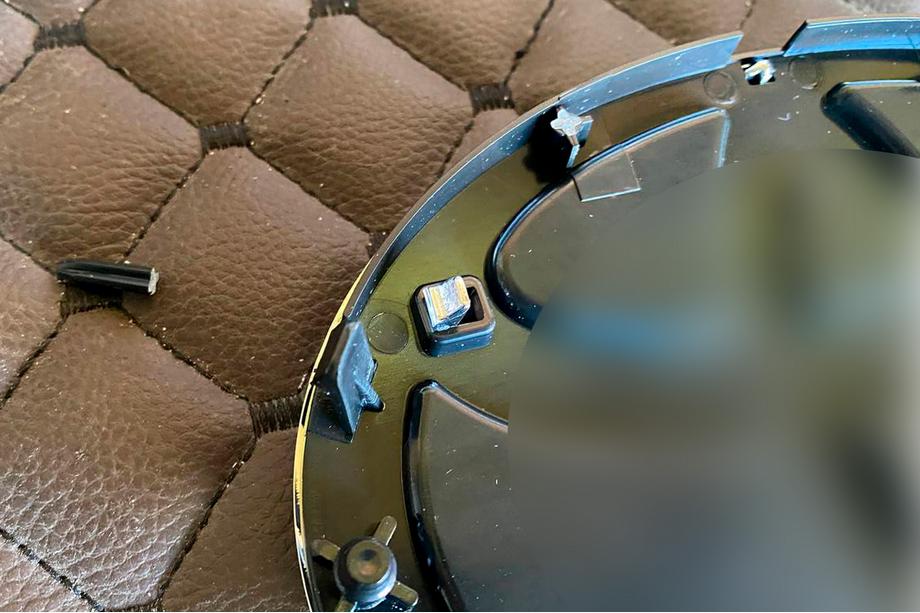 Toyota Land Cruiser Prado 150 2009-2023 гг. Уценка Передняя эмблема, без стекла (2017+) Image