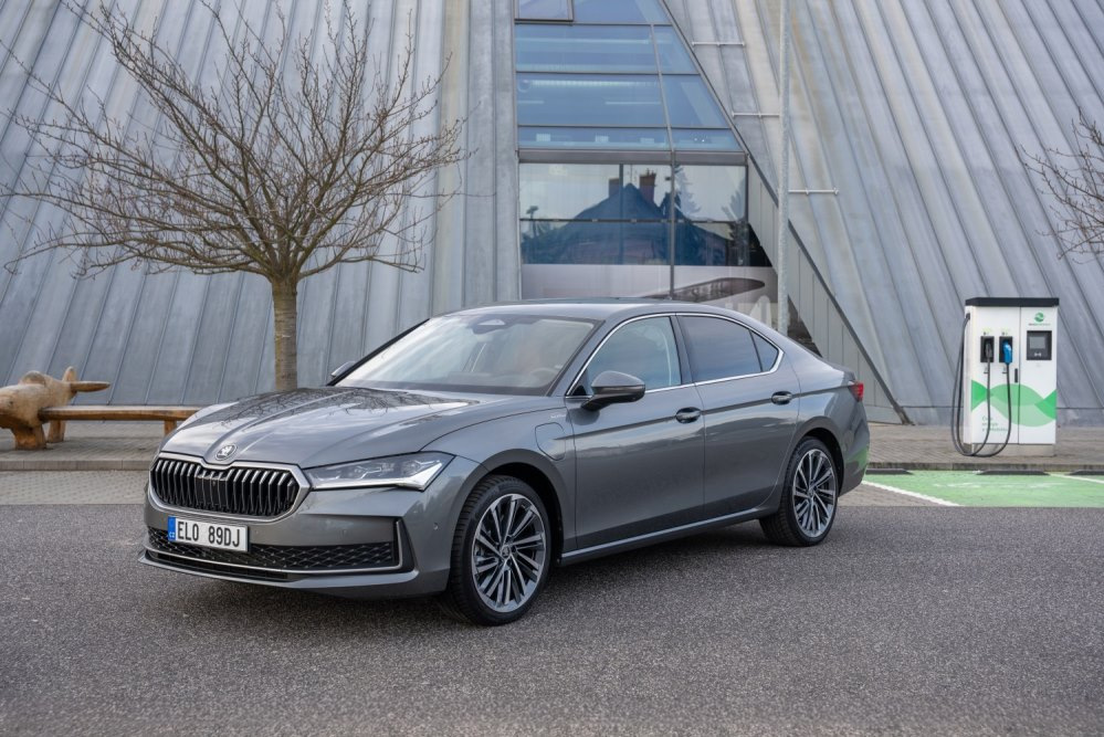 Skoda Superb iV: обзор гибридной версии 2026 года