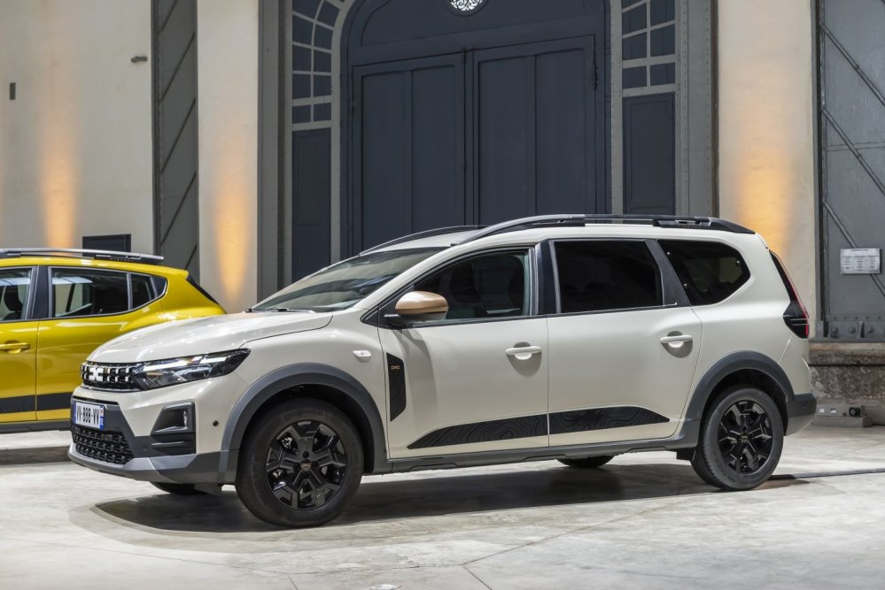 Обзор Dacia Jogger (2025): бюджетный 7-местный универсал