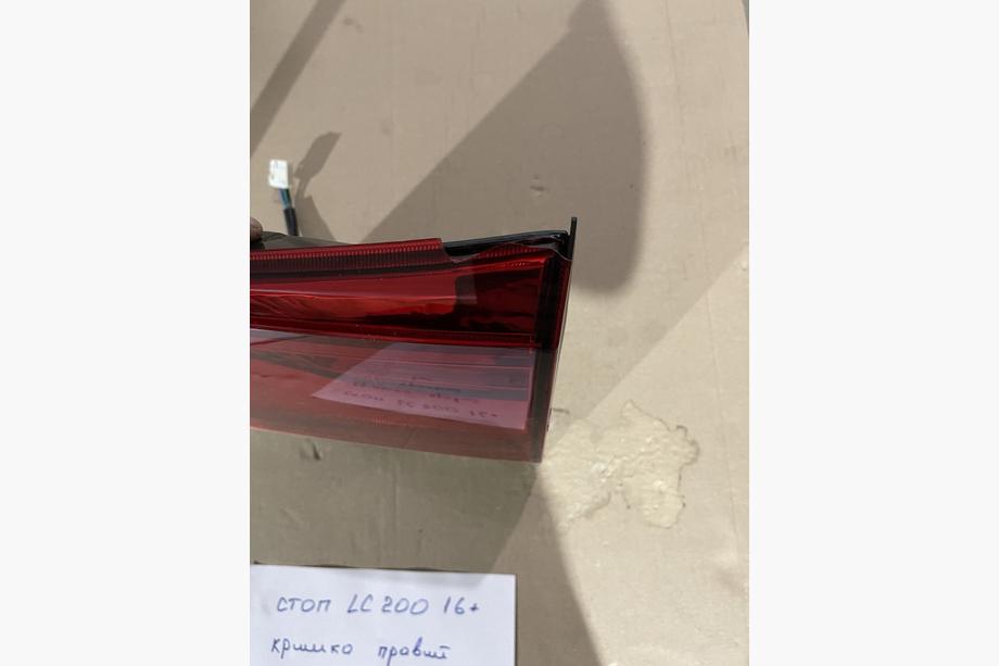 Toyota Land Cruiser 200 2007-2021 гг. Уценка Задний правый внутренний фонарь 2016-2021 (стандарт OEM) (на крышку багажника) (трещина) Image