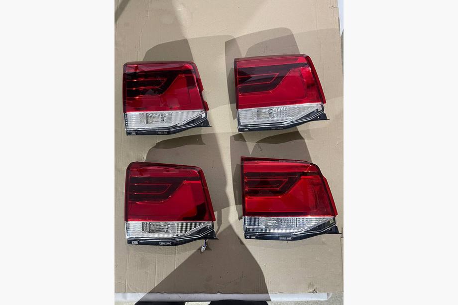 Toyota Land Cruiser 200 2007-2021 гг. Уценка Задний левый внутренний фонарь 2016-2021 (OEM стандарт) (на крышку багажника) (треснутый) Image