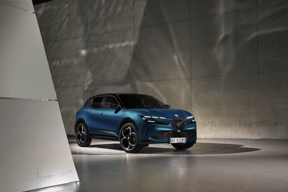 Обзор Alfa Romeo Junior (2025): гибрид и электрический кроссовер в одном авто фото 3