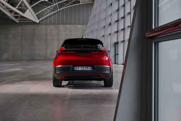 Обзор Alfa Romeo Junior (2025): гибрид и электрический кроссовер в одном авто фото 2