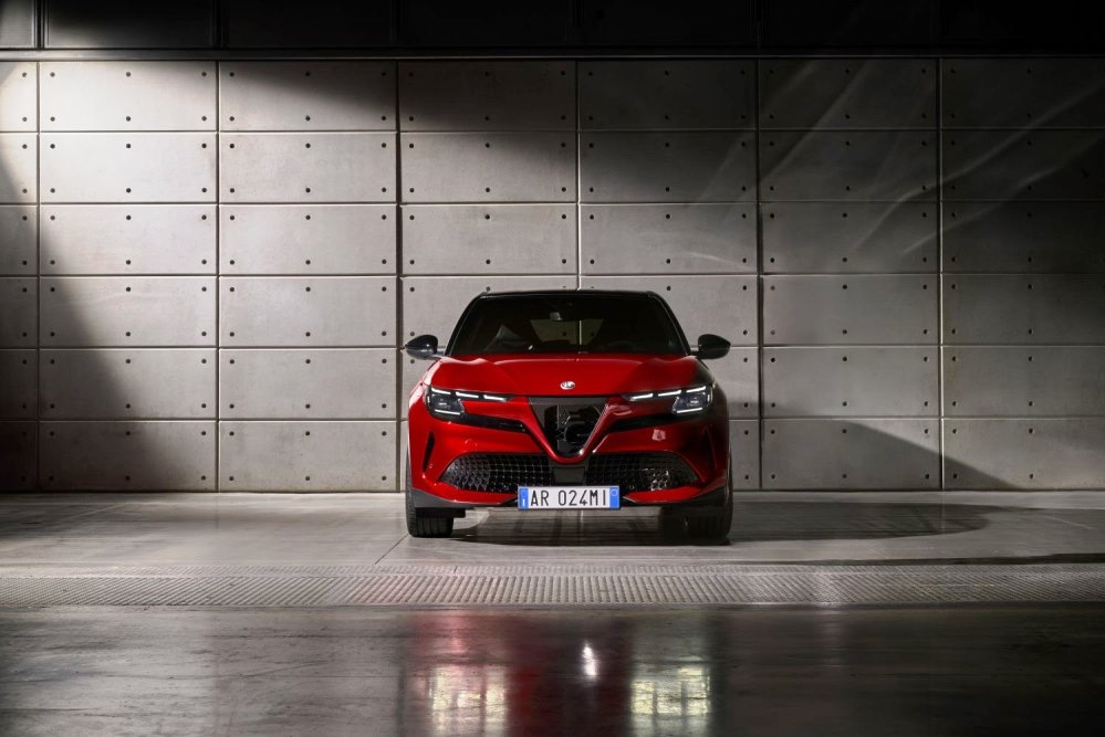 Обзор Alfa Romeo Junior (2025): гибрид и электрический кроссовер в одном