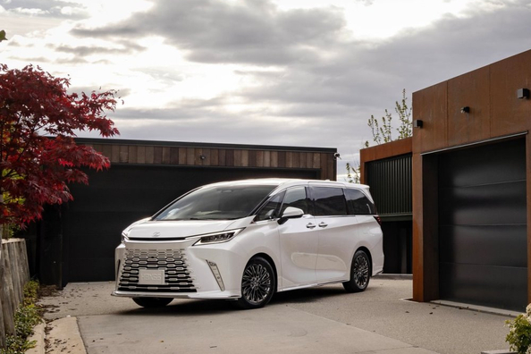 Lexus LM 500h: роскошный гибридный минивэн для VIP-перевозок