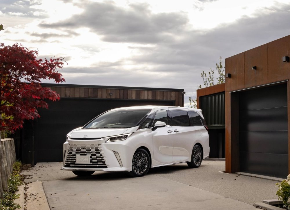 Lexus LM 500h: роскошный гибридный минивэн для VIP-перевозок