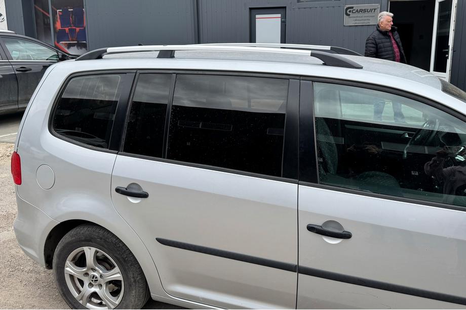 Volkswagen Touran 2010-2015 гг. Хромированные рейлинги Пластиковые ножки Фото 2