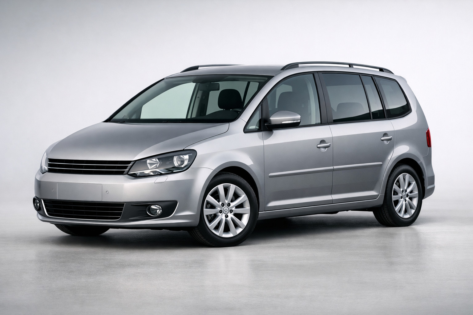Volkswagen Touran 2010-2015: обзор практичного семейного минивэна