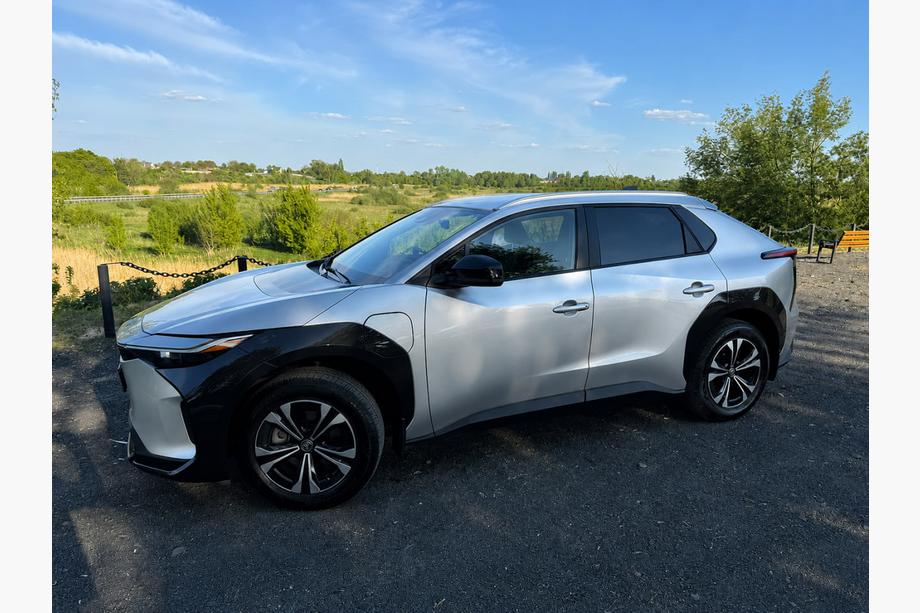 Toyota bZ4X 2022- гг. Интегрированные рейлинги OEM, серые (Алюминий) Фото 1