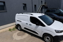 Citroen Berlingo/Multispace 2018- гг. Рейлинги на крышу черные (турецкий дизайн) Стандартные, пластиковые ножки фото 3
