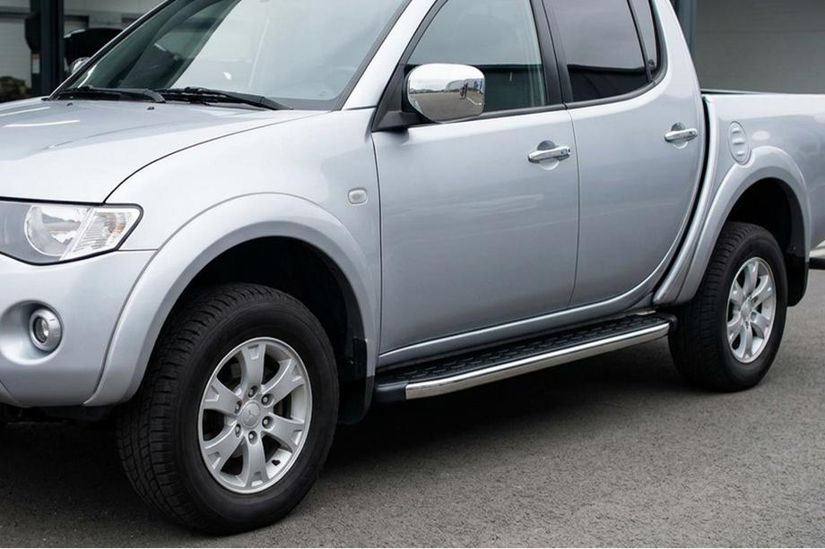 Mitsubishi L200 2006-2015 гг. Боковые Подножки BlackLine (2 шт, Алюминий) Image