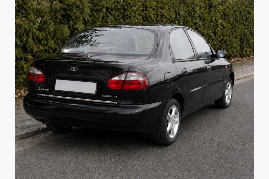 Daewoo Lanos 1998-2017 гг. Накладка на багажник нержавейка Image