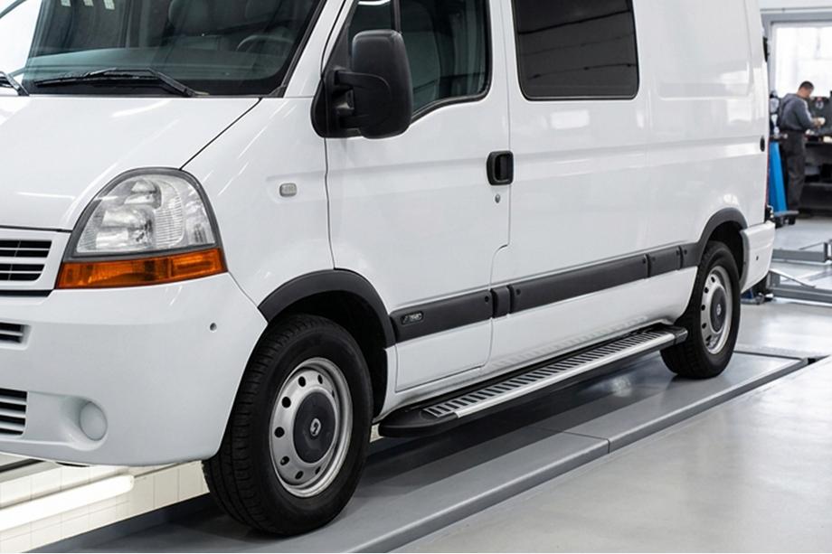 Nissan Interstar 2002-2010 гг. Боковые Подножки Line (2 шт., Алюминий) Image