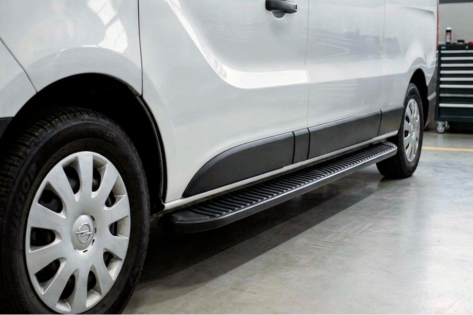 Opel Vivaro 2015-2019 гг. Боковые Подножки Tayga Black (2 шт., Алюминий) Image