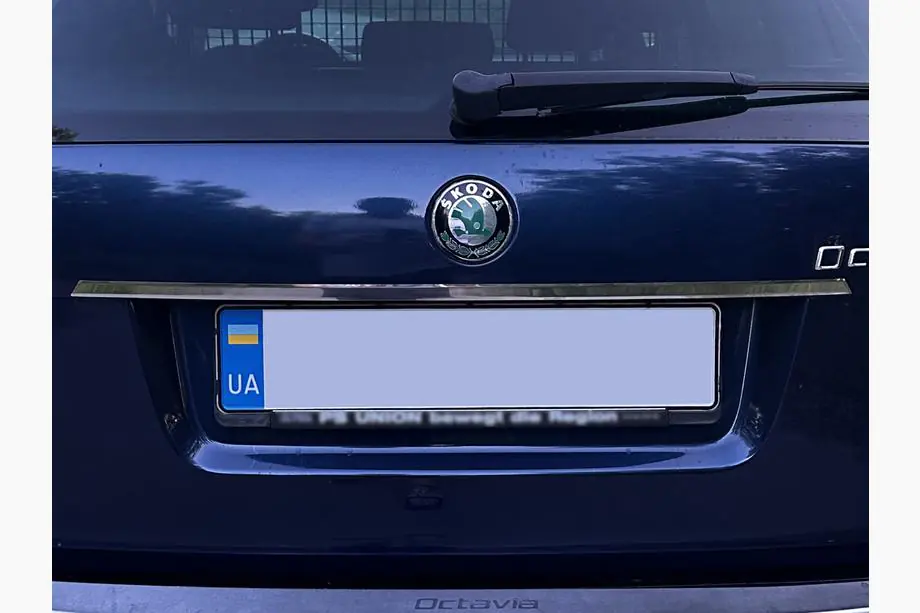 Skoda Octavia II A5 2010-2013 гг. Хромированная накладка над номером Carmos (нержавейка) Image